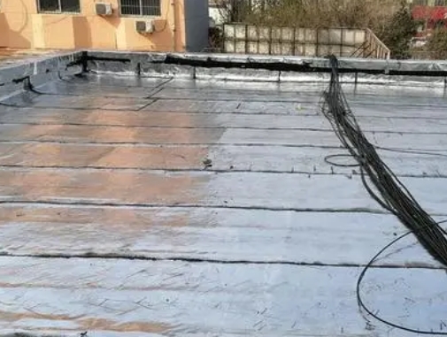 阳明卫生间漏水维修公司分享下阳明屋面楼顶防水刚性防水层施工要点。